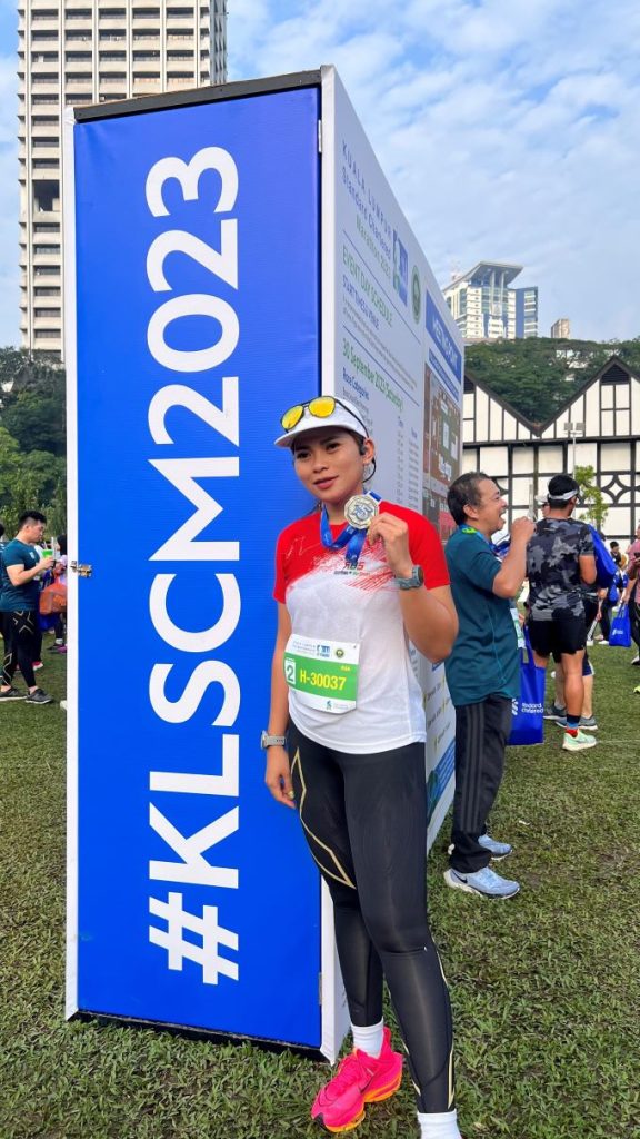 Suyanti with her finisher medal at KLSCM 2023