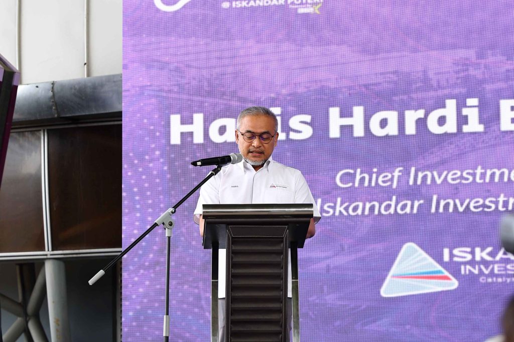 Haris Hardi Zakaria, Chief Investment Officer of Iskandar Investment Berhad giving the opening speech